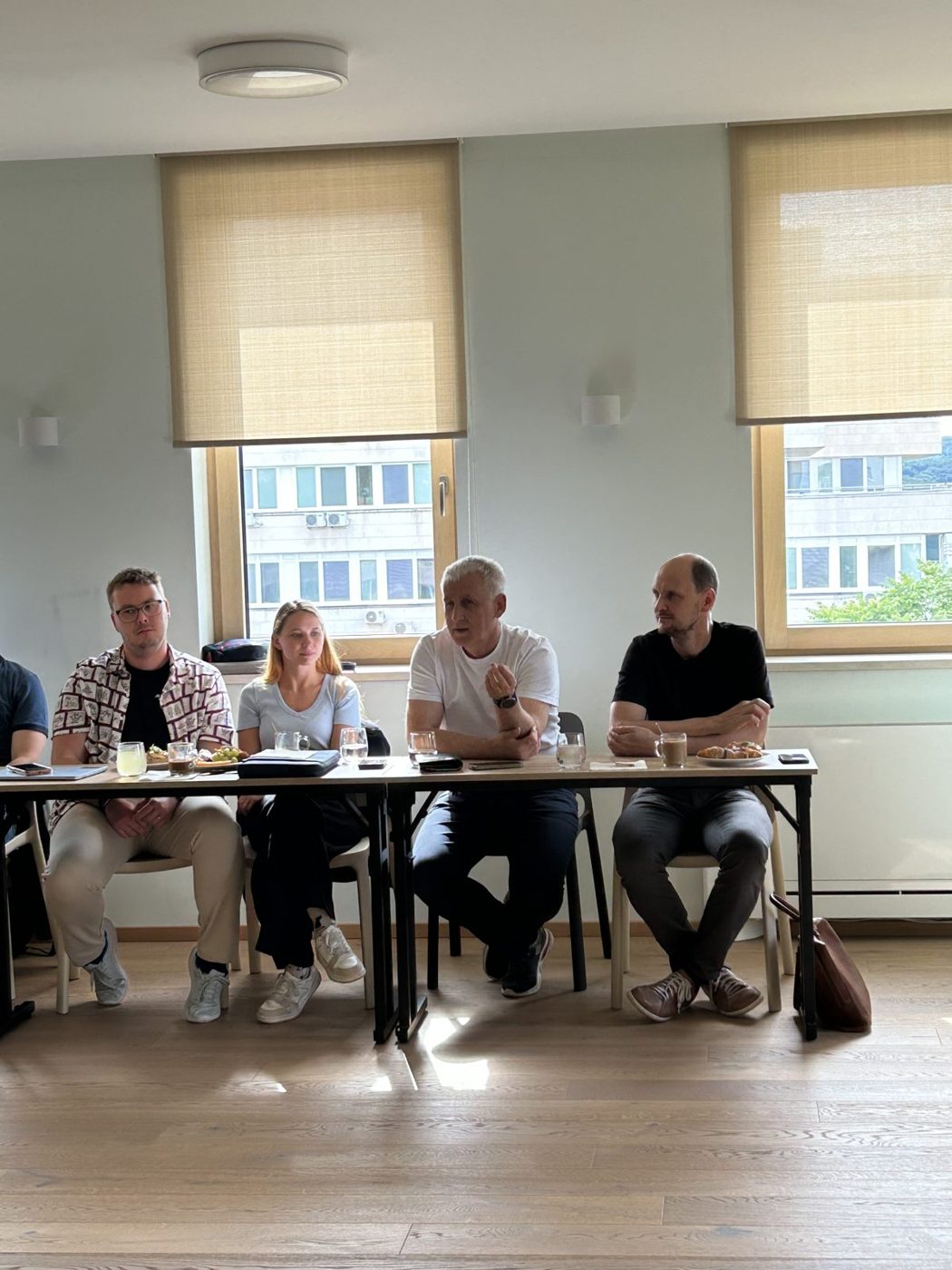 Diskuze u stolů
