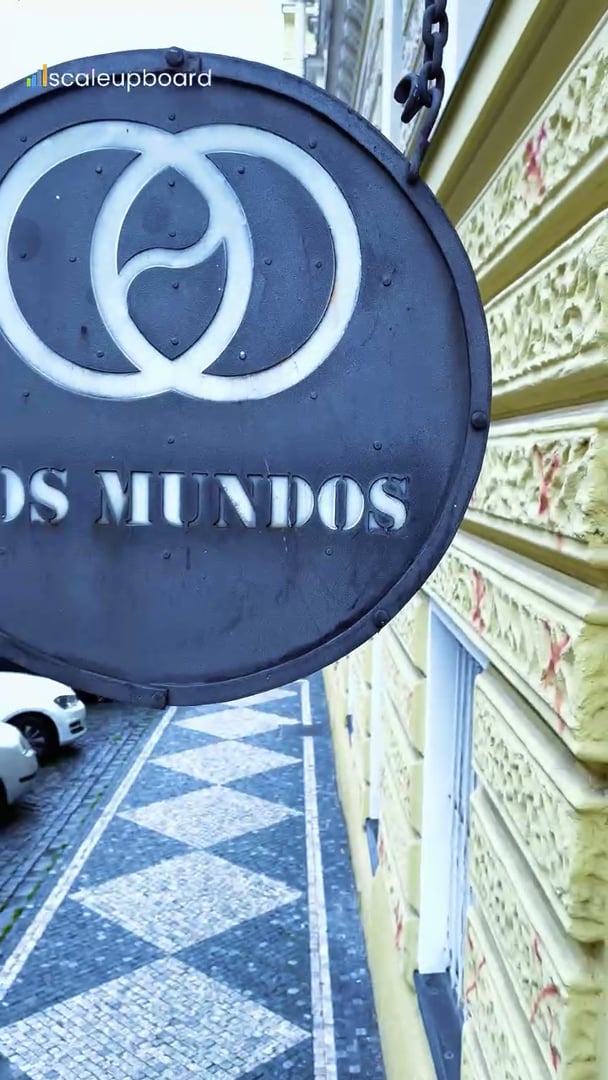 Sestřih ze setkání skupiny v kavárně Dos Mundos, říjen 2025. Svislé video.
